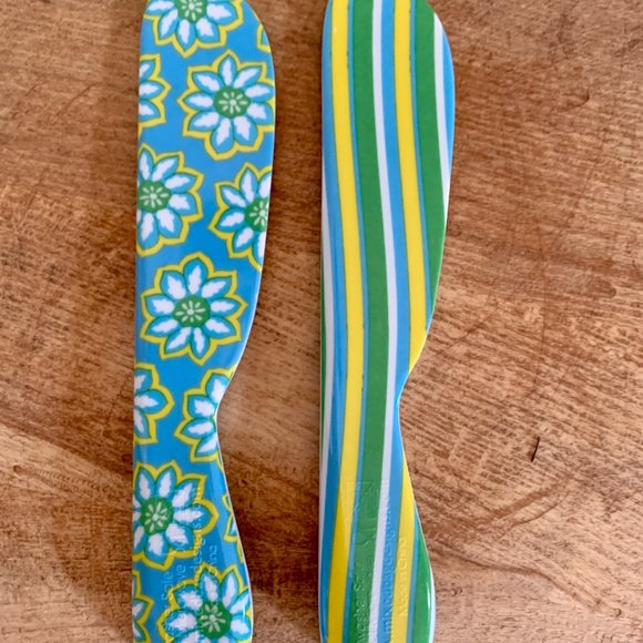 Four Appetizer Plates and 2 Cheese Spreaders - Picture 3 of 3